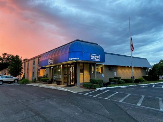 Travelodge Inn & Suites By Wyndham Albany Exterior photo