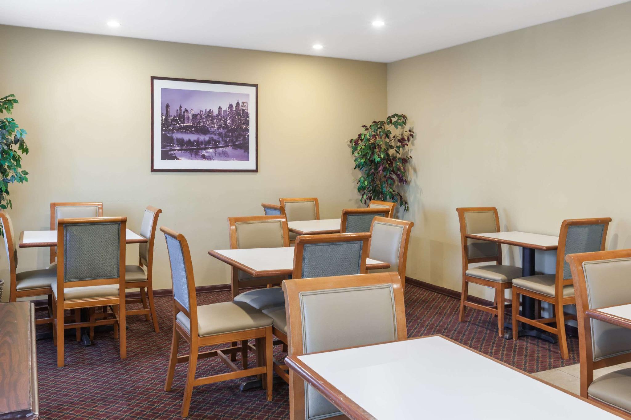 Travelodge Inn & Suites By Wyndham Albany Exterior photo